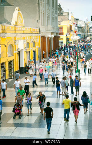 Peru, Lima, Jiron de La Union, die Fußgängerzone in der Innenstadt, dem wirtschaftlichen Zentrum mit historischen Gebäuden Stockfoto
