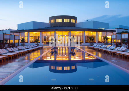 Peru, Arequipa, Hilton Hotel Paracas, Schwimmbad, Dämmerung, ICA-Region Stockfoto
