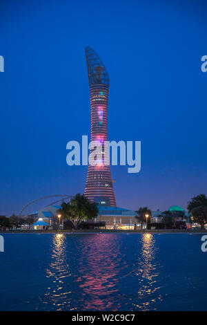 Katar, Doha, die Fackel Hotel in den See in Aspire Park widerspiegeln Stockfoto