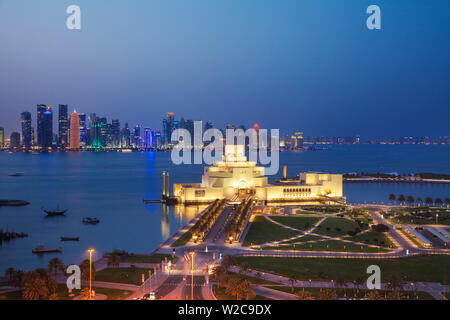 Katar, Doha, Verkehr am Kreisverkehr infont des Museum für Islamische Kunst in der Nacht Stockfoto