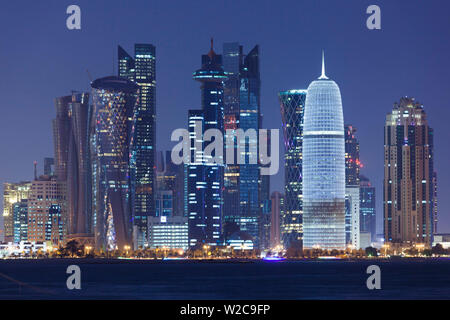 Katar, Doha, Doha Bay, West Bay Wolkenkratzer, Dämmerung, mit Katar Burj Tower