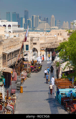 Katar, Doha, Souq Waqif, sanierte Basar, Erhöhte Ansicht mit West Bay Wolkenkratzer aus einer der historischen Souq Hotels Stockfoto