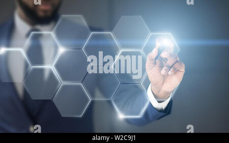 Afrikanischen Geschäftsmann in Anzug mit leuchtenden Taste auf dem Touchscreen Stockfoto