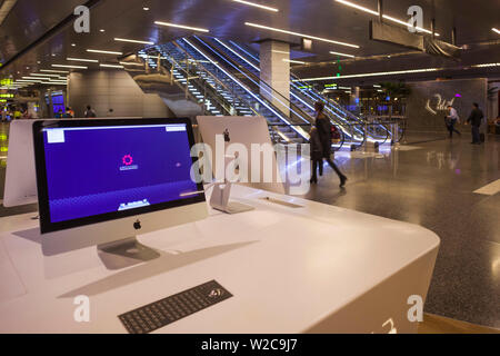 Katar, Doha, Doha-Hamad International Airport, geöffnet seit 2014, Internet-Computer-Bereich Stockfoto