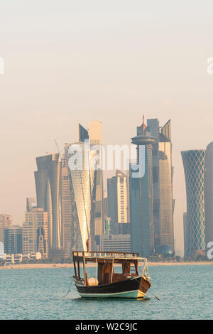 Bei Sonnenaufgang die Skyline von Doha, Doha, Qatar Stockfoto