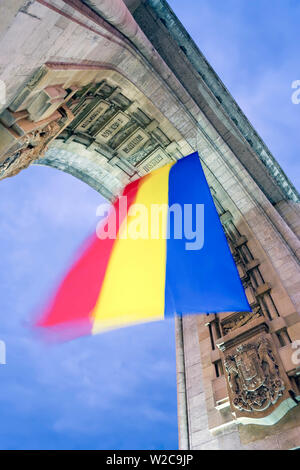 Europa, Rumänien, Bukarest, Triumphbogen (Arcul de Triumf) und rumänische Flagge, die nachts beleuchtet Stockfoto