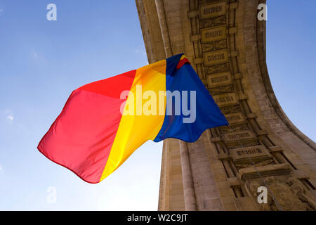 Europa, Rumänien, Bukarest, Triumphbogen (Arcul de Triumf) und rumänische Flagge Stockfoto