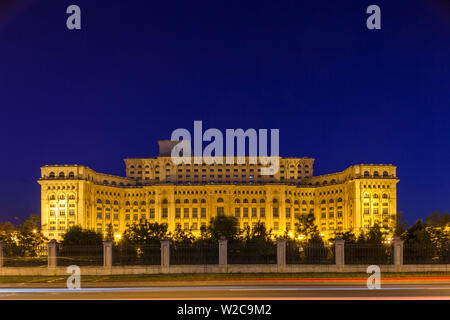 Rumänien, Bukarest, Palast des Parlaments, der weltweit zweitgrößte Gebäude, Dämmerung Stockfoto