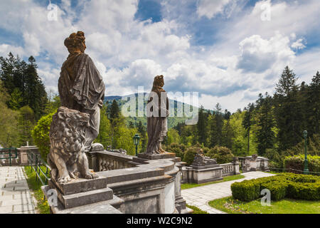 Rumänien, Transsilvanien, Sinaia, Schloss Peles, erbaut 1875-1914, Statuen Stockfoto