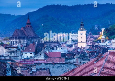 Rumänien, Siebenbürgen, Brasov, erhöhte Stadtansicht mit schwarzen Kirche und Turm des Rathauses, dawn Stockfoto