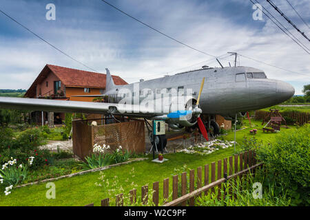 Rumänien, Transsilvanien, Faget, Russland gebauten Lisunow Li-2 Flugzeuge, lizenzierte Kopie der USA gebauten DC-3, verwendet als Cabana neben Privathaus Stockfoto