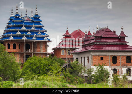 Rumänien, Siebenbürgen, Huedin, Roma Paläste, große Häuser von Expat-Roma-Familien Stockfoto