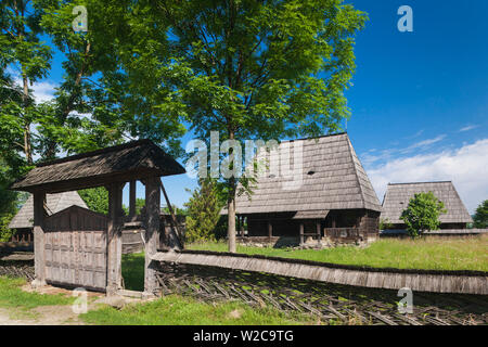 Rumänien, Maramures Region, Sighetu Marmatei, Maramures Dorfmuseum, traditionelle hölzerne Wirtschaftsgebäude, außen Stockfoto