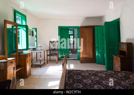 Rumänien, Maramures Region, Sighetu Marmatei, Maramures Dorfmuseum, traditionelle hölzerne Wirtschaftsgebäude, Haus innen Stockfoto