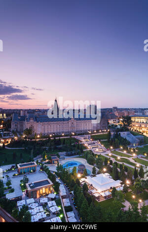 Rumänien, Moldawien Region, Iasi, Palast der Kultur, Erhöhte Ansicht, Dämmerung Stockfoto