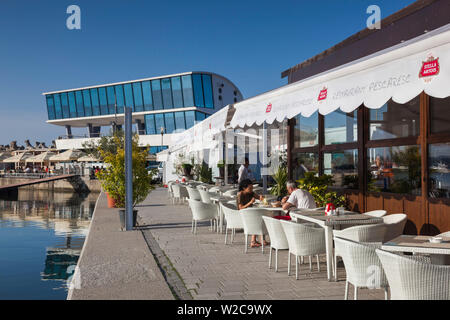 Rumänien, Schwarzes Meer, Constanta, Tomis, touristischen Hafen und Marina, Waterfront Cafés, Dämmerung Stockfoto