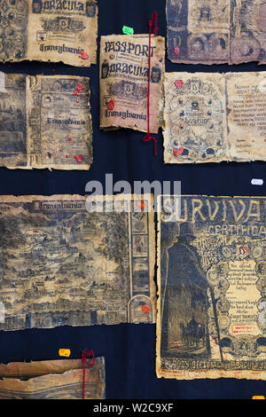 Rumänien, Siebenbürgen, Tihuta Pass, Hotel Castel Dracula, Interieur, Souvenir Dracula Karten Stockfoto