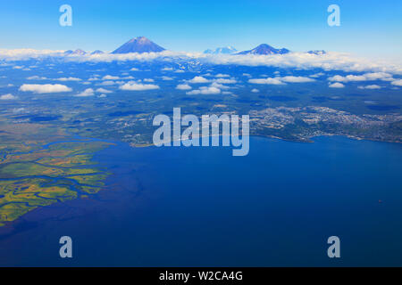 Luftaufnahme der Vulkane, Petropawlowsk-Kamtschatski, Ochotskisches Meer, Kamtschatka, Russland Stockfoto