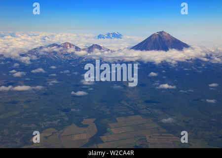 Luftaufnahme der Vulkane, Petropawlowsk-Kamtschatski, Ochotskisches Meer, Kamtschatka, Russland Stockfoto