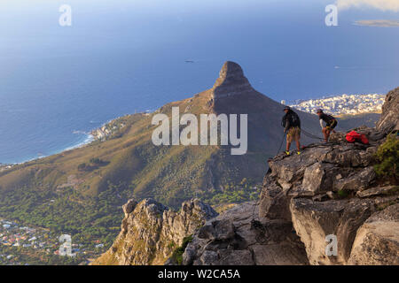 Südafrika, Western Cape, Kapstadt, Lion's Head und Stadt gesehen vom Tafelberg Stockfoto