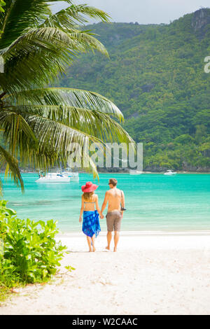 Paar am Strand entlang, Mahe, Seychellen Stockfoto