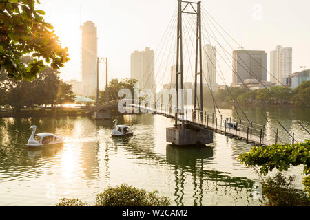 Fußgängerbrücke & Vogel Pedalos auf Kaladuwa Beia See im Zentrum von Colombo, Sri Lanka. Stockfoto