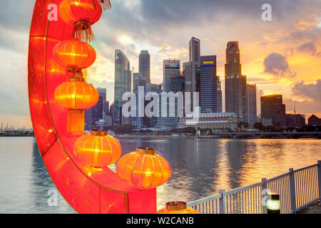 Finanzielle Skyline der Stadt, River Hongbao Dekorationen für chinesischen Neujahrsfest am Marina Bay, Singapur, Süd-Ost Asien Stockfoto