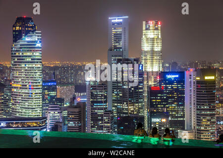 Infinity Pool & Singapur Skyline in der Dämmerung, Marina Bay Sands Hotel, Singapur Stockfoto