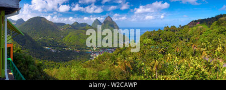 Karibik, St. Lucia, Petit (in der Nähe) und Gros Piton Berge (UNESCO-Weltkulturerbe) über der Stadt von Soufriere, vom Beacon Restaurant Stockfoto