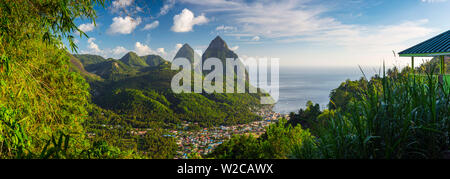 Karibik, St. Lucia, Petit (in der Nähe) und Gros Piton Berge (UNESCO-Weltkulturerbe) über der Stadt von Soufriere Stockfoto