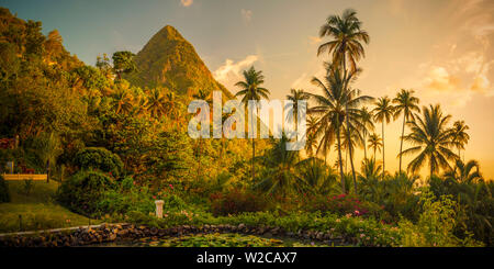 Karibik, St. Lucia, Soufriere, Sugar Beach Resort, vormals Jalousie Plantation Resort und Gros Piton (UNESCO Weltkulturerbe) Stockfoto