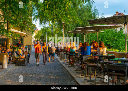 Slowenien, Ljubljana, Altstadt, Cankarevo nabrezje neben Fluss Ljubljanica, Cafés Stockfoto