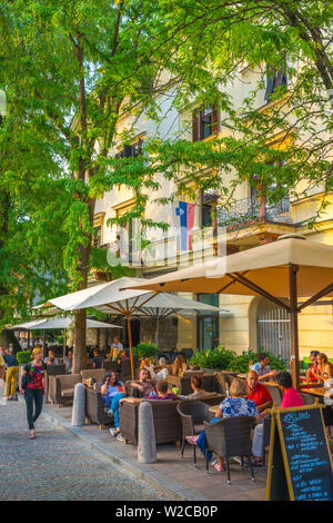 Slowenien, Ljubljana, Altstadt, Cankarevo nabrezje neben Fluss Ljubljanica, Cafés Stockfoto