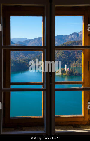 Die Insel (Blejski otok) mit Kirche Mariä Himmelfahrt (Cerkev Marijinega vnebovzetja) wie der Burg von Bled, Bled, Bled, Obere Krain, Julische Alpen, Slowenien gesehen Stockfoto