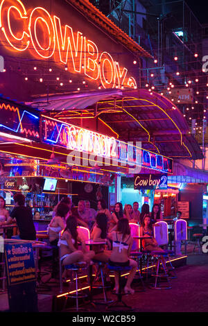 Go-Go Bar an der Soi Cowboy, Sukhumvit, Bangkok, Thailand Stockfoto