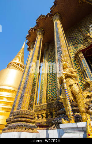 Phra Mondop (die Bibliothek) und Phra Sri Rattana Chedi, Wat Phra Kaew (Tempel des Smaragd-Buddha), Bangkok, Thailand Stockfoto