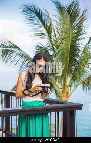 Frau auf Balkon, Koh Samui, Thailand Stockfoto