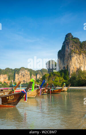 Longtail Boote in West Railay Beach, Railay Halbinsel, Provinz Krabi, Thailand Stockfoto