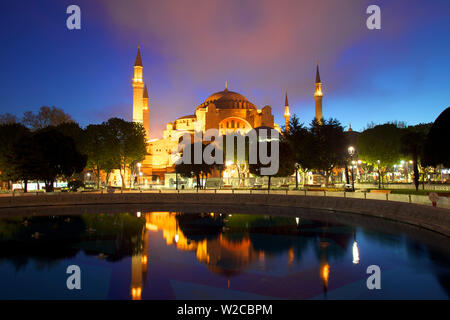 Hagia Sophia bei Sonnenaufgang (Aya Sofya Moschee), die Kirche der Heiligen Weisheit, Istanbul, Türkei Stockfoto