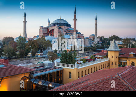 Türkei, Istanbul, Blick auf Four Seasons Hotel Dachterrasse und Hagia Sophia, Aya Sofya Moschee Stockfoto