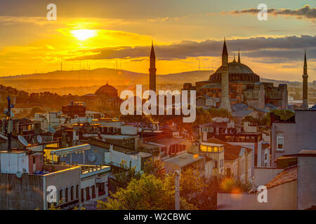 Türkei, Istanbul, Sultanahmet, Sonnenaufgang über der Hagia Sophia (Ayasofya), Griechisch-orthodoxen Basilika, Imperial Moschee, und jetzt ein Museum Stockfoto