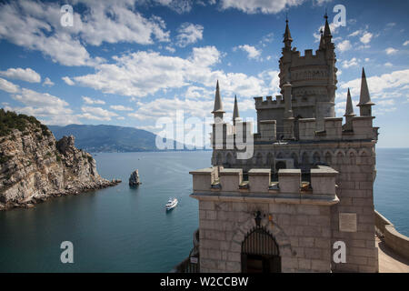 Ukraine, Krim, Yalta, Gaspra, der Schwalbennest Schloss thront auf Aurora Clff Stockfoto