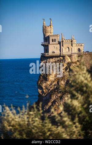 Ukraine, Krim, Yalta, Gaspra, der Schwalbennest Schloss thront auf Aurora Clff Stockfoto
