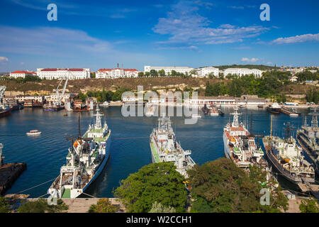 Ukraine, Krim, Sewastopol, Ansicht der Russischen und Ukrainischen Marine Schiffe in Sewastopol Bay Stockfoto