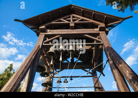 Ukraine, Krim, Sewastopol, Khersoness, Glocken außerhalb St. Vladimir's Cathedral Stockfoto