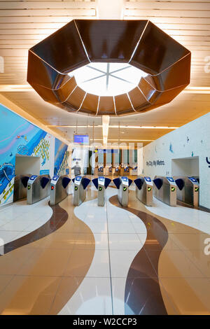 Dubai-Metro-Station, modernes Design, eröffnet im Jahr 2010, Dubai, Vereinigte Arabische Emirate, Vereinigte Arabische Emirate Stockfoto
