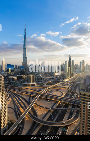 Der Burj Khalifa Dubai, erhöhten Blick auf die Sheikh Zayed Road und finanziellen Zentrum Straße Interchange, Downtown Dubai, Dubai, VAE Stockfoto