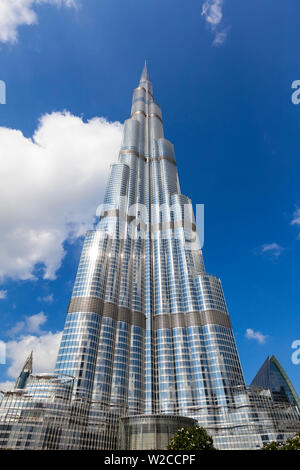 Der Burj Khalifa Dubai, ein futuristisches Design Struktur, der Burj Khalifa wurde im Jahr 2010 fertiggestellt und ist das Welthöchste Gebäude, Dubai, VAE Stockfoto