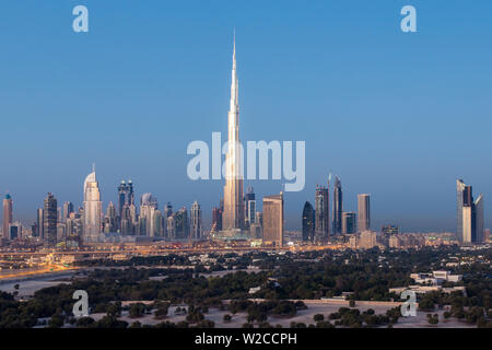 Vereinigte Arabische Emirate, Dubai, erhöhten Blick auf die neue Skyline von Dubai, Burj Khalifa, moderne Architektur und skyscrappers an der Sheikh Zayed Road Stockfoto