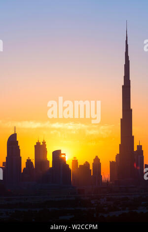 Vereinigte Arabische Emirate, Dubai, erhöhten Blick auf die neue Skyline von Dubai, Burj Khalifa, moderne Architektur und skyscrappers an der Sheikh Zayed Road Stockfoto